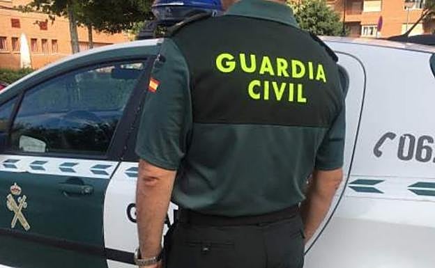 Agreden con unas barras metálicas y amenazan de muerte al dueño y el empleado de una tienda de Pinos Puente