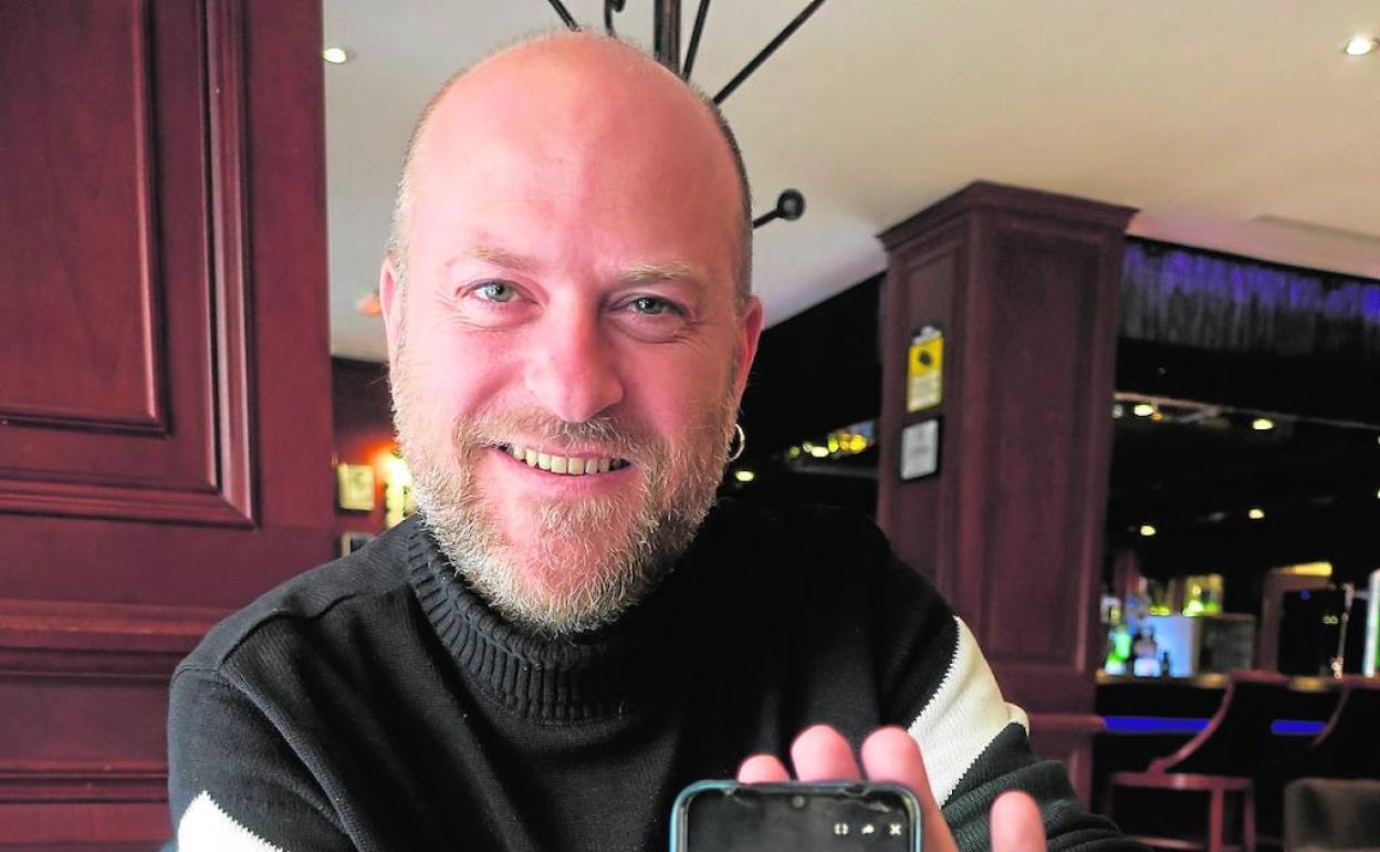 El escritor Alejandro Pedregosa, con la cartelera de 'El buen samaritano', su corto anterior.