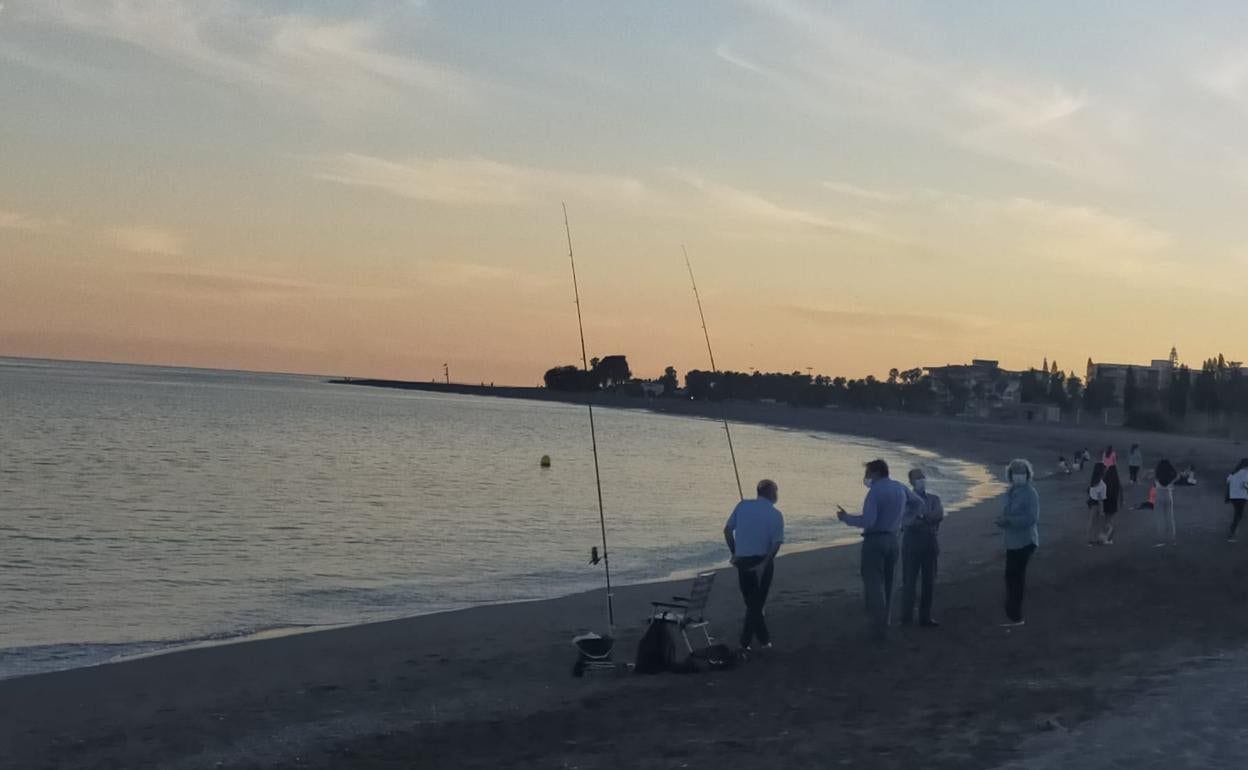 La Policía de Motril interpone 20 sanciones por bañarse y tomar el sol en la playa en la fase 1