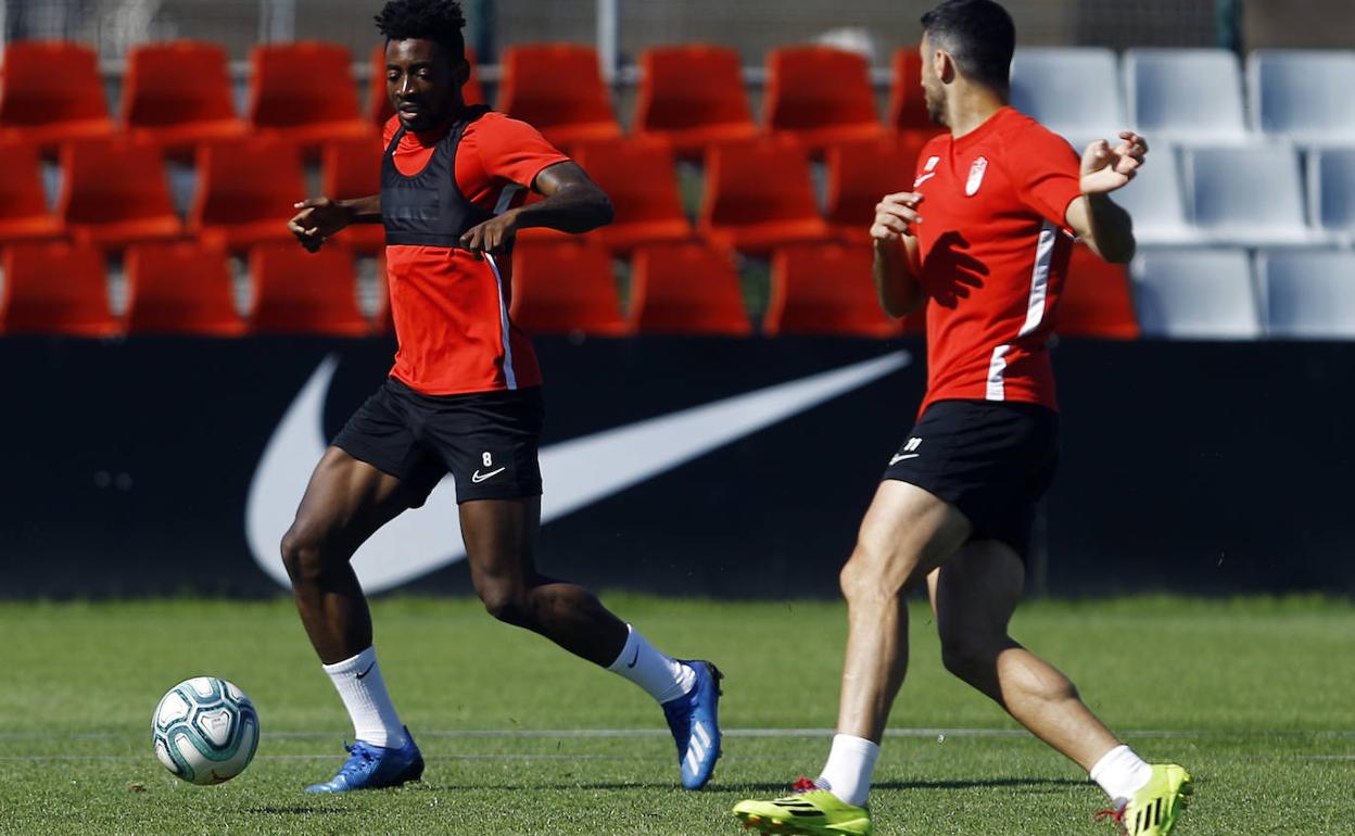 Yan Eteki e Ismail Köybasi en un entrenamiento de esta semana. 