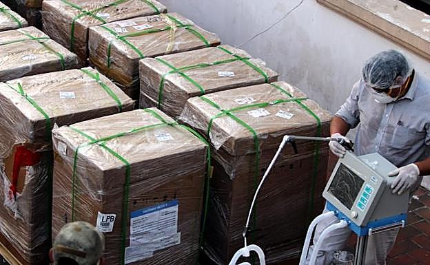 Entrega de los respiradores comprados en España por el Gobierno interino de Bolivia. 