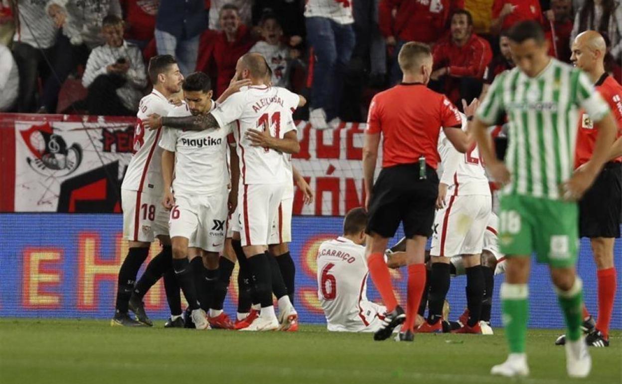 Los jugadores del Sevilla celebran un gol en el último derbi disputado en el Pizjuán. 