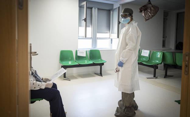 Imagen principal - Los centros de salud de Granada recuperan su actividad presencial con dos horas al día de consultas