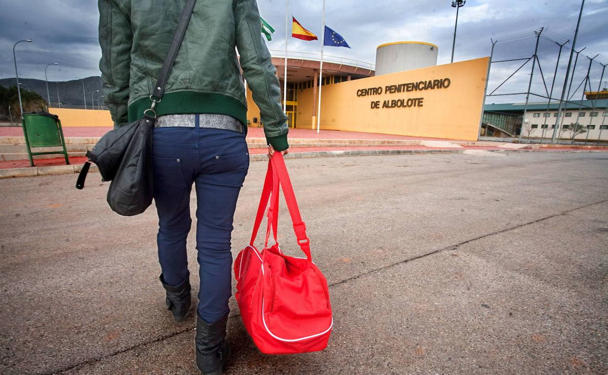 Una persona camina hacia la entrada de la cárcel de Albolote.