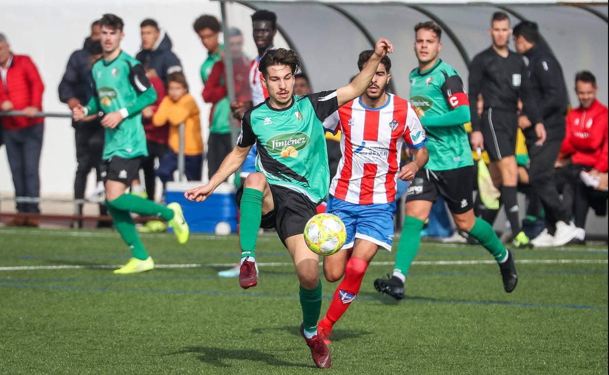 El defensor y centrocampista Castillo, capitán del Juvenil A de Torrecilla el año pasado, este año en el Huétor Vega. 