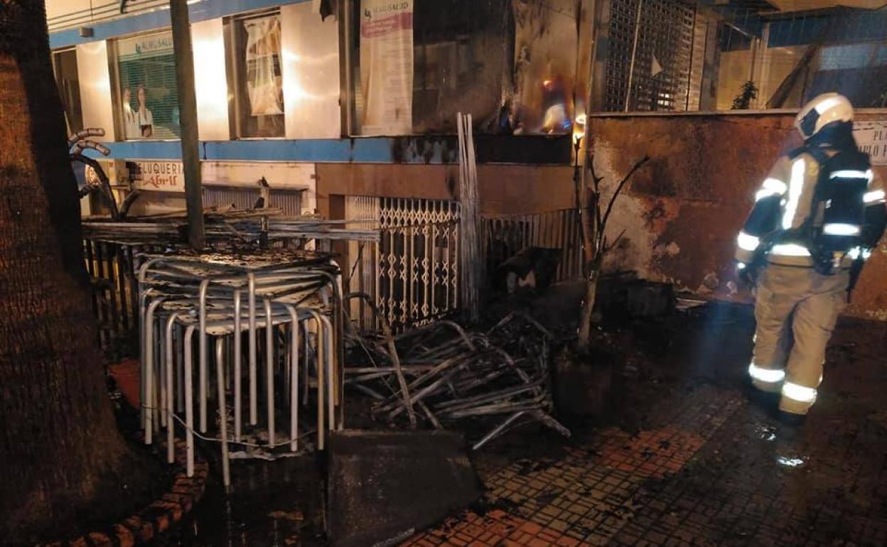 Así quedó la terraza después de que los bomberos apagaran las llamas.