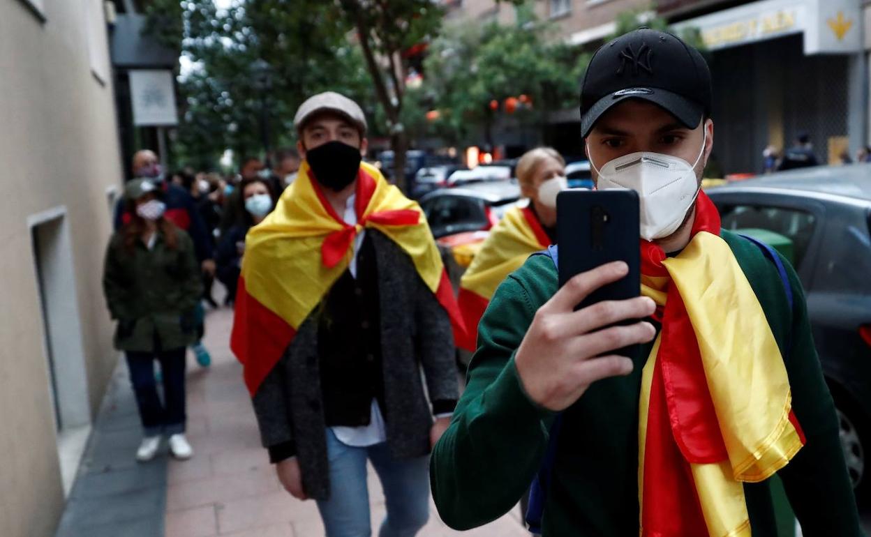 Participantes en las protestas del barrio de Salamanca en Madrid.