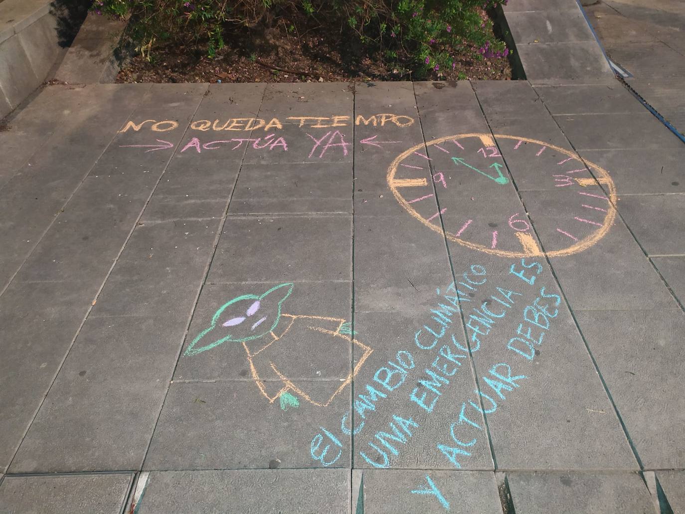 Fotos: Granada despierta con varias pintadas con tiza pidiendo «justicia climática»