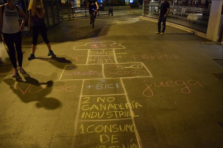 Fotos: Granada despierta con varias pintadas con tiza pidiendo «justicia climática»