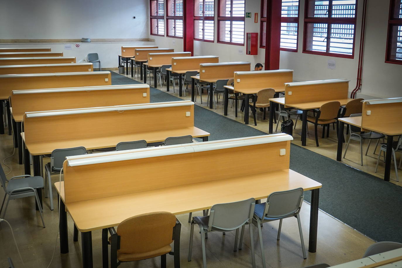 Aulas vacías por el coronavirus en la facultad de Ciencias en Granada.
