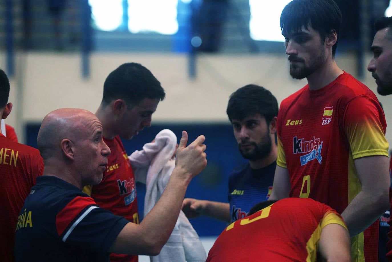 Imagen secundaria 1 - Arriba, Carlos Jiménez intenta llegar a una defensa, con Palma. Abajo a la izquierda, Vigil, el más alto, recibe las explicaciones de Fernando Muñoz, con España. A la derercha, Colito en ataque. 