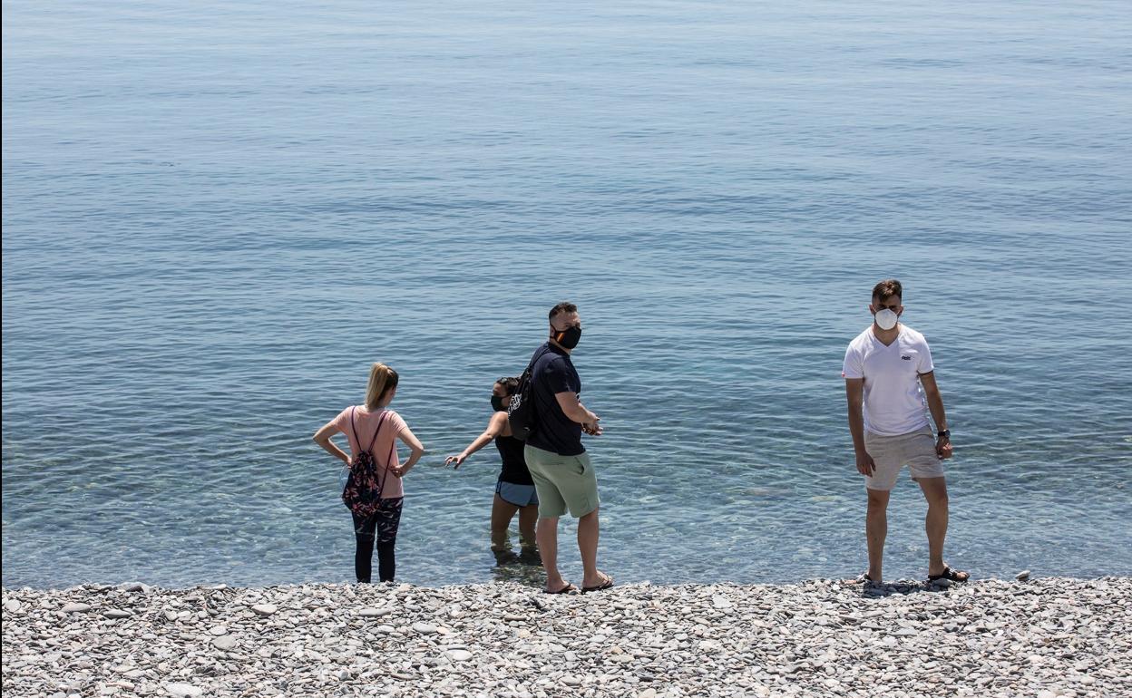 BOE | Sanidad establece una separación mínima de dos metros entre bañistas en las playas