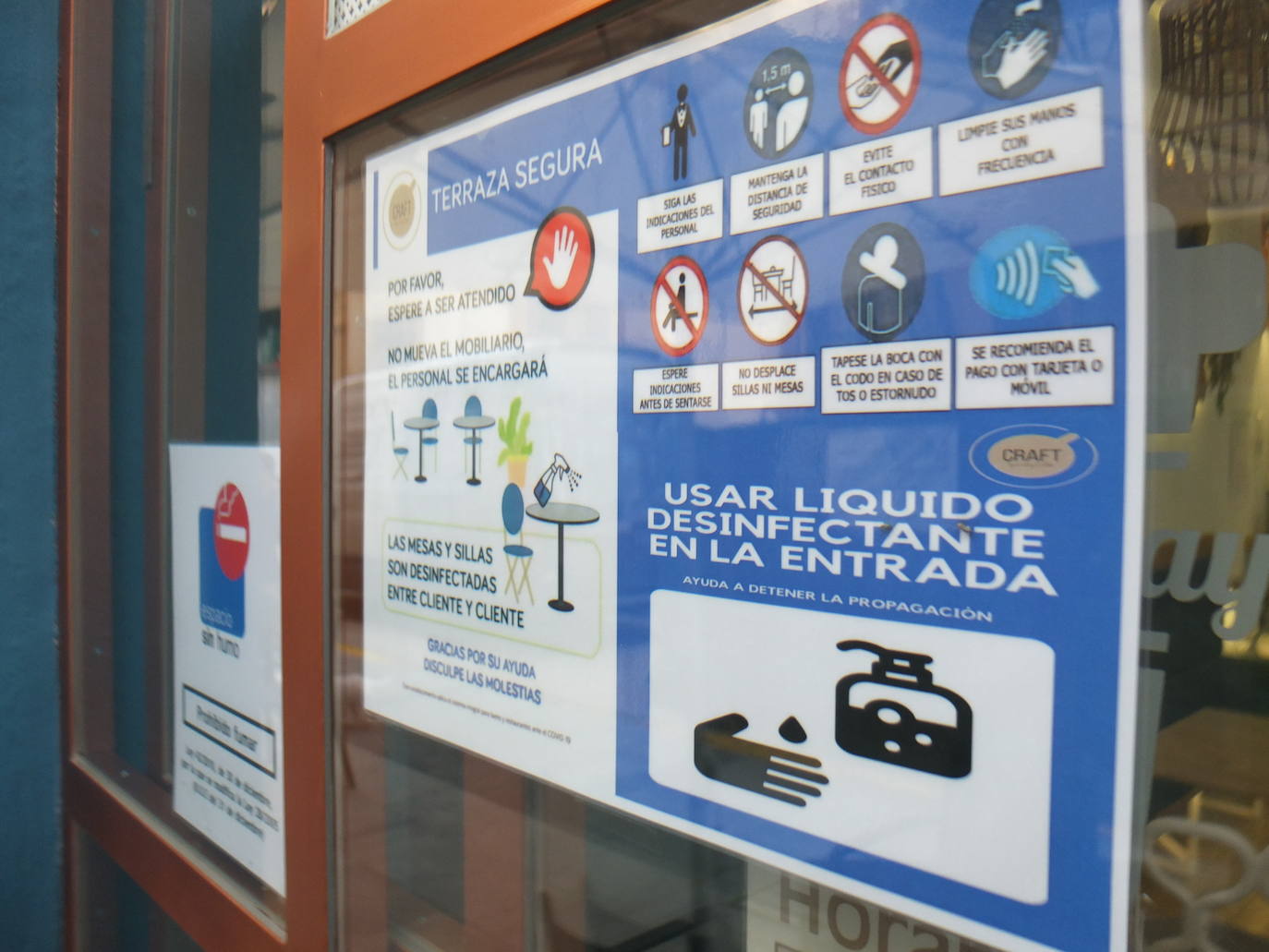 Juan Rera, propietario del bar-cafetería El Gato del Cabo, en la calle Méndez Núñez de la capital almeriense. 