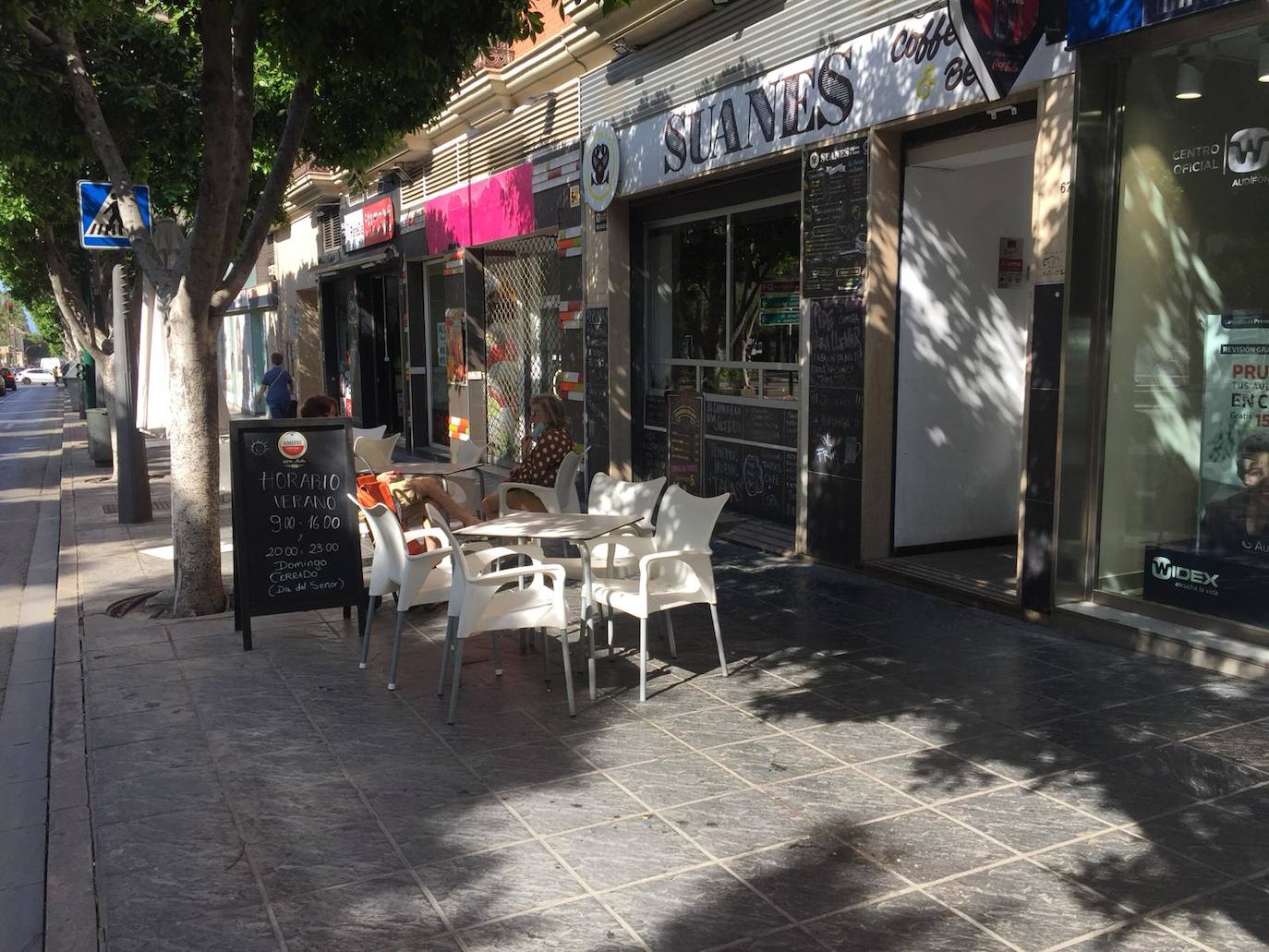 Juan Rera, propietario del bar-cafetería El Gato del Cabo, en la calle Méndez Núñez de la capital almeriense. 