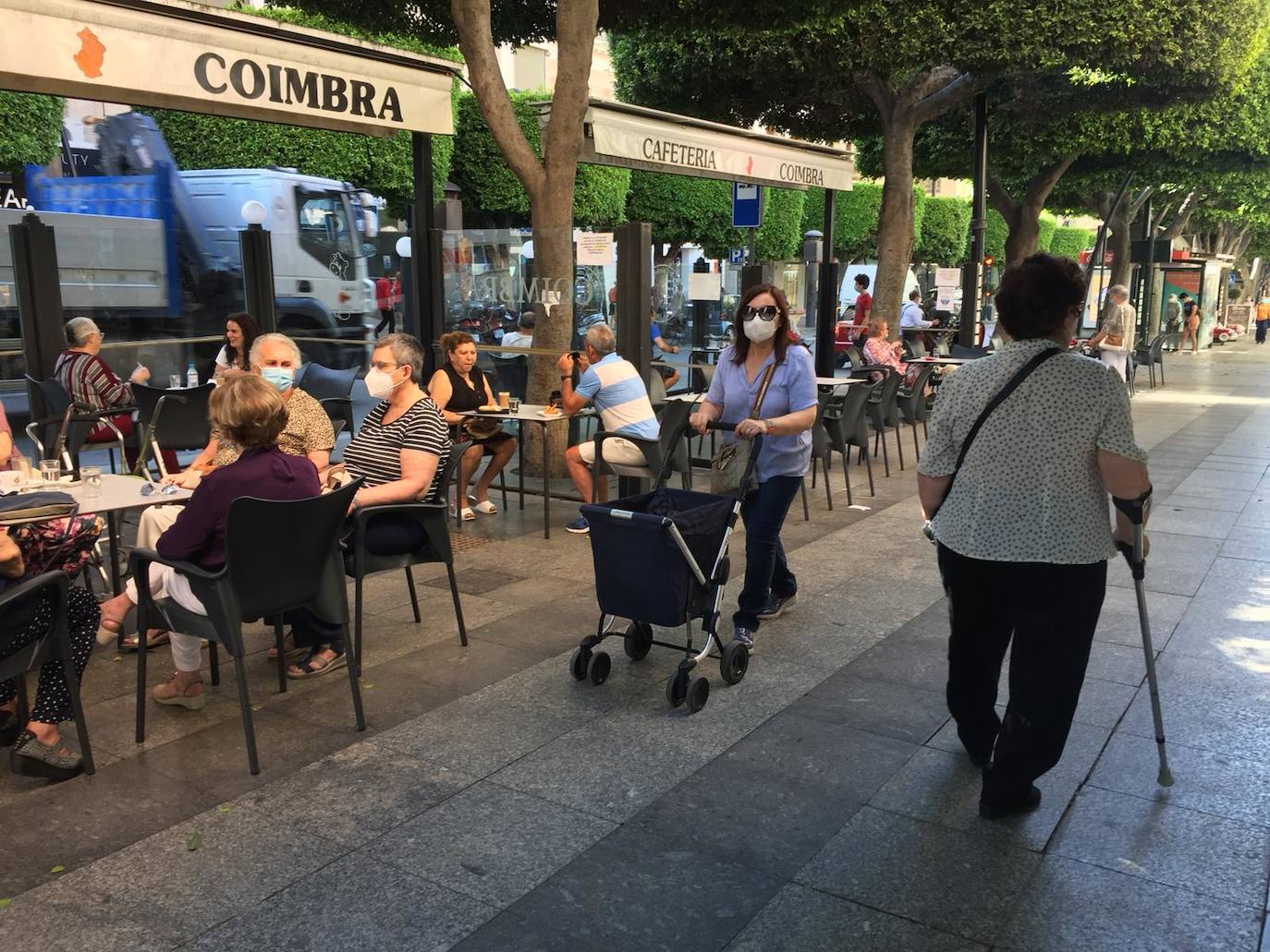 Juan Rera, propietario del bar-cafetería El Gato del Cabo, en la calle Méndez Núñez de la capital almeriense. 