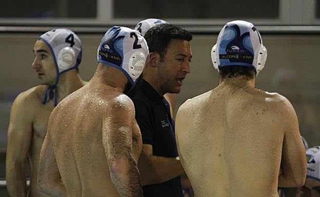 Pío Salvador da instrucciones a los jugadores durante un partido. 