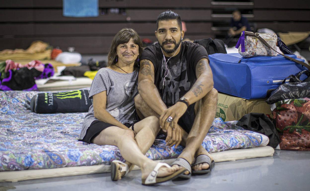 Cecilia y Adrián comparten cama en el albergue de emergencia de Granada capital. 