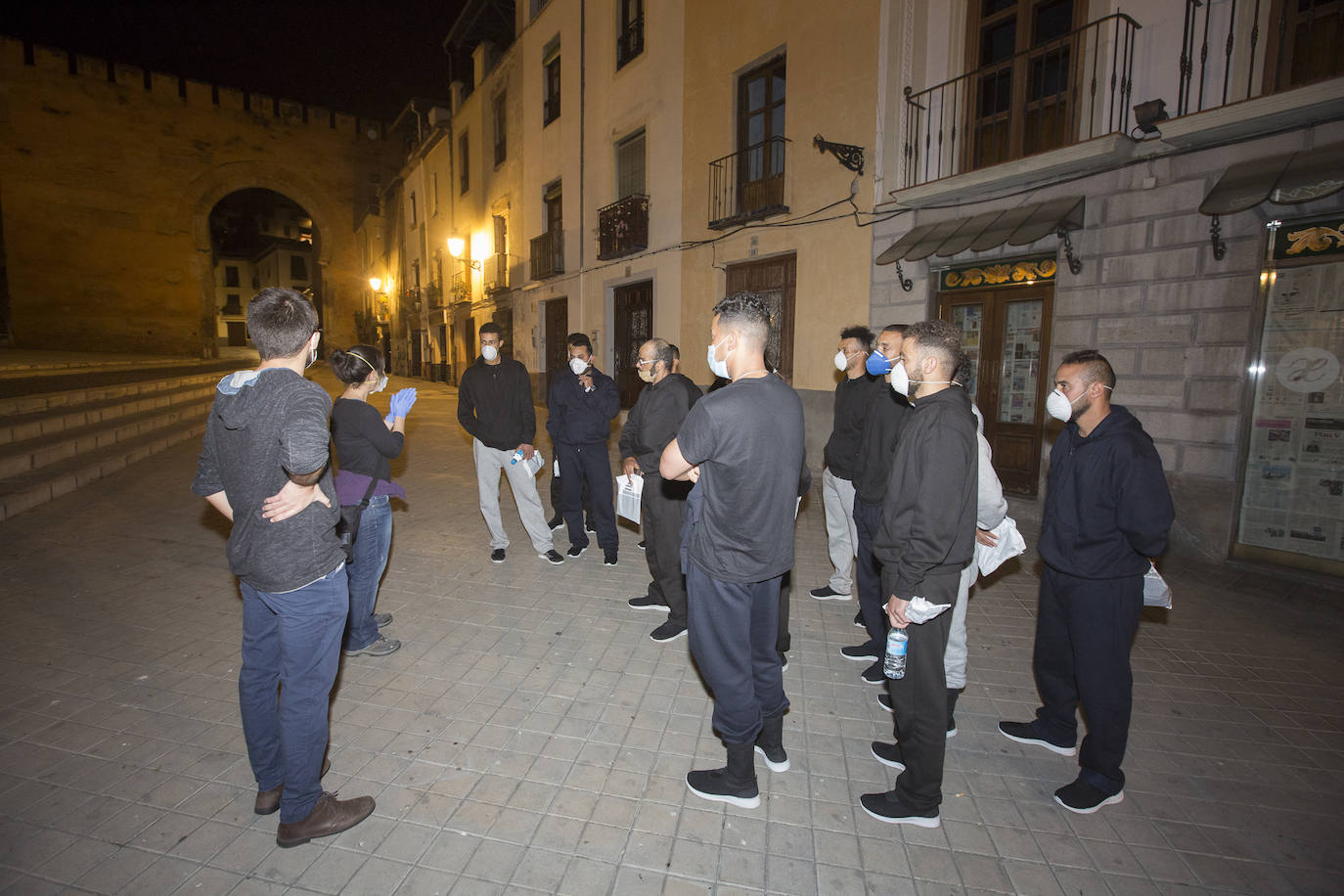 Ayuntamiento de Motril y Subdelegación del Gobierno han dejado a estos jóvenes de Argelia en la calle y finalmente el Ayuntamiento de Granada los ha acogido en el Palacio de los Deportes 