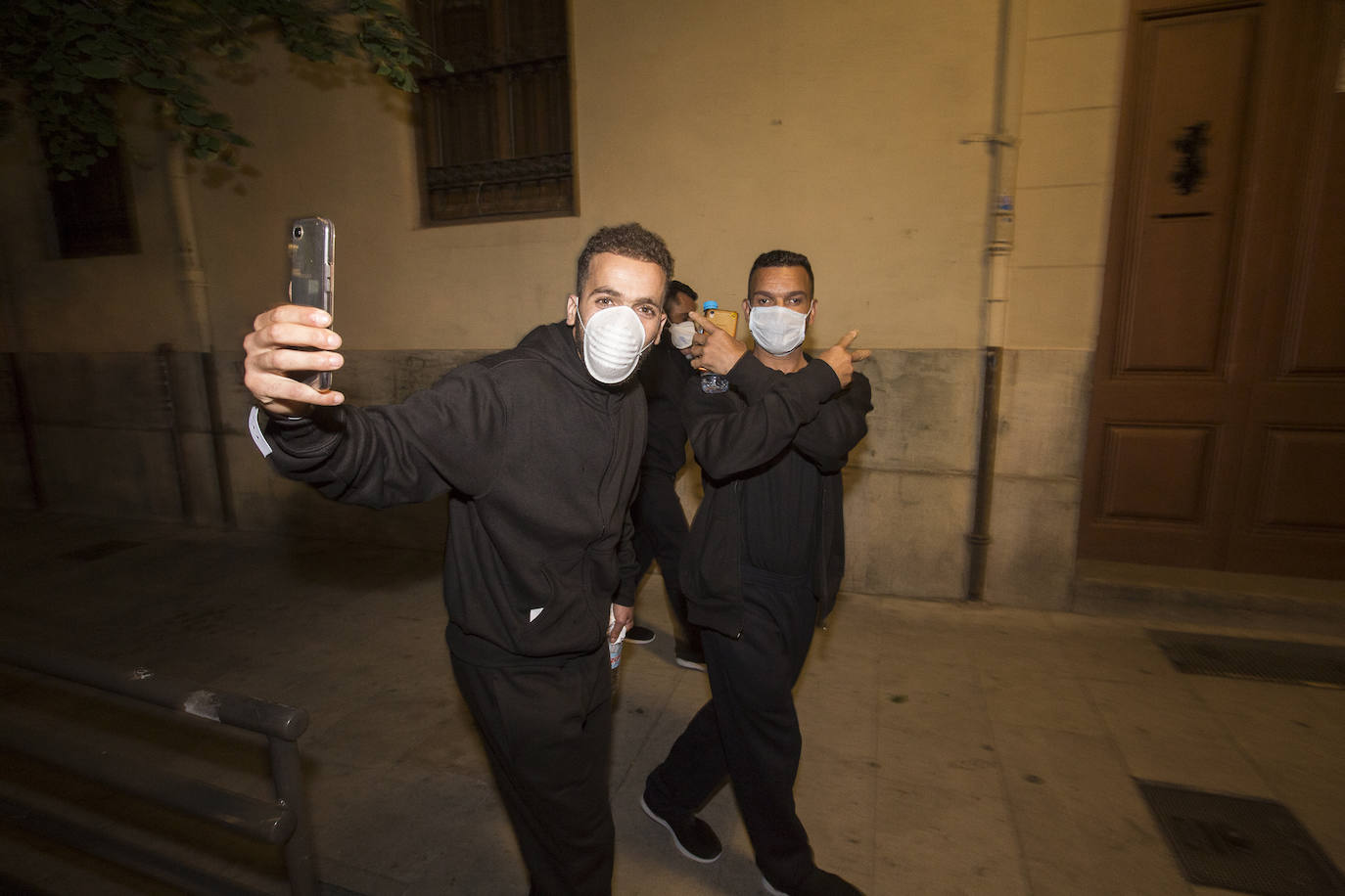 Ayuntamiento de Motril y Subdelegación del Gobierno han dejado a estos jóvenes de Argelia en la calle y finalmente el Ayuntamiento de Granada los ha acogido en el Palacio de los Deportes 