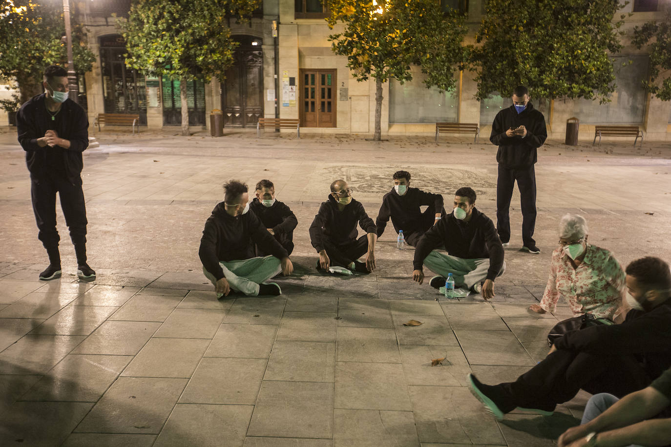 Ayuntamiento de Motril y Subdelegación del Gobierno han dejado a estos jóvenes de Argelia en la calle y finalmente el Ayuntamiento de Granada los ha acogido en el Palacio de los Deportes 