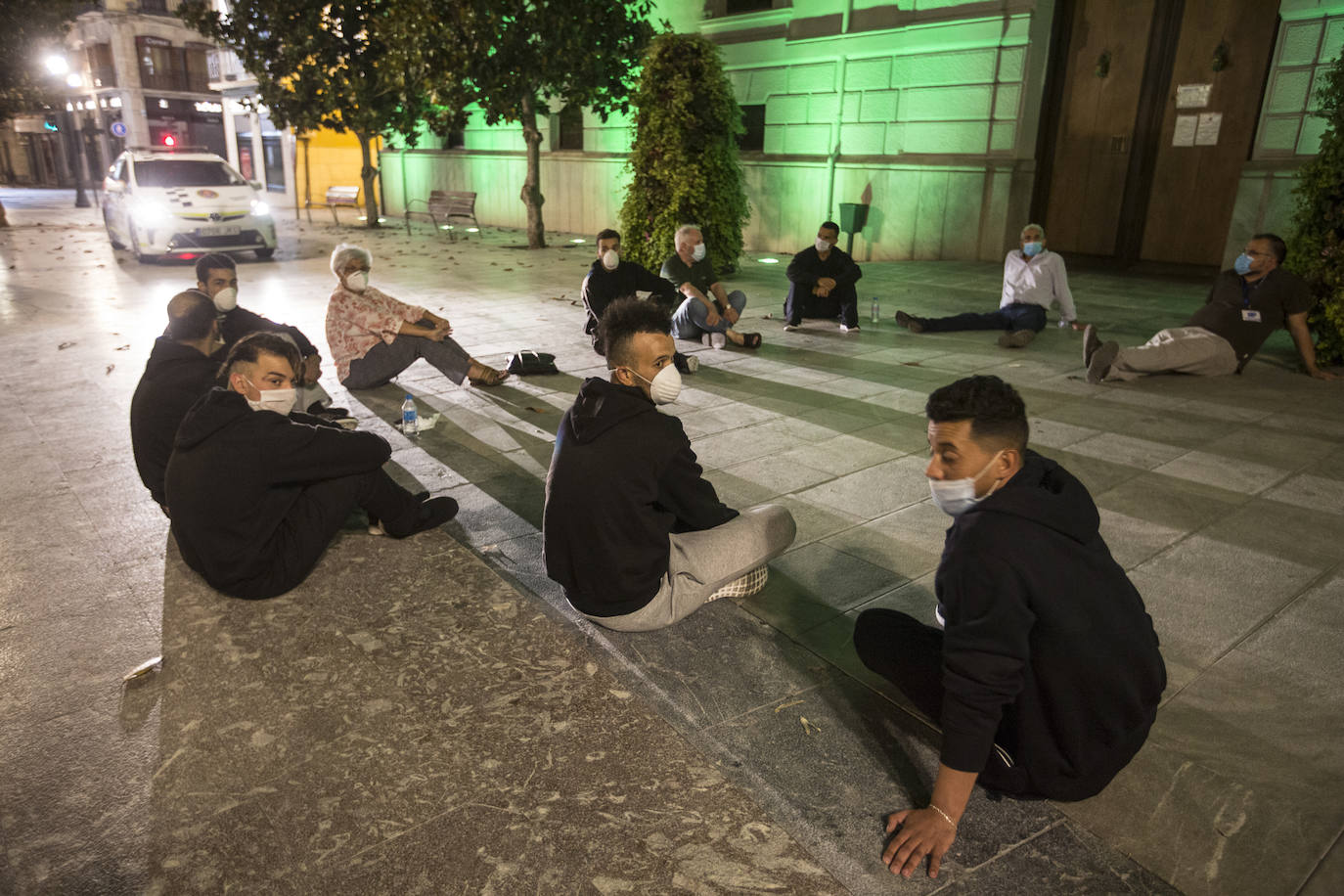 Ayuntamiento de Motril y Subdelegación del Gobierno han dejado a estos jóvenes de Argelia en la calle y finalmente el Ayuntamiento de Granada los ha acogido en el Palacio de los Deportes 