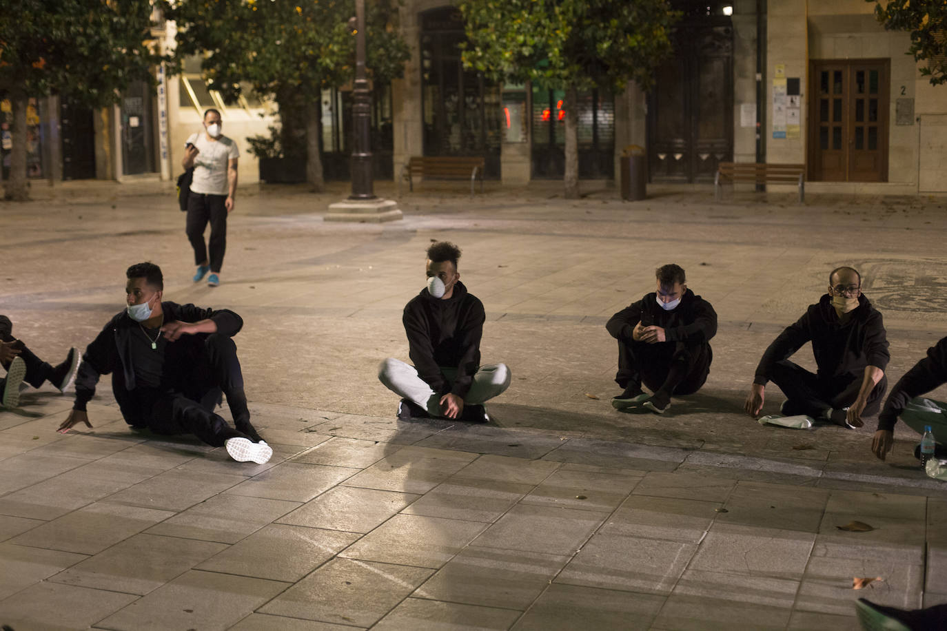 Ayuntamiento de Motril y Subdelegación del Gobierno han dejado a estos jóvenes de Argelia en la calle y finalmente el Ayuntamiento de Granada los ha acogido en el Palacio de los Deportes 