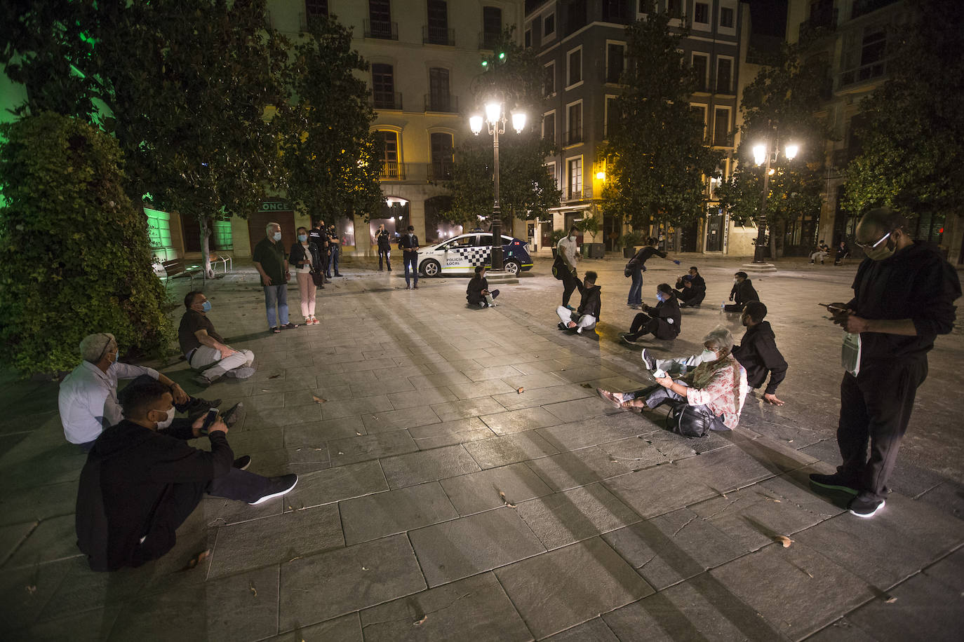 Ayuntamiento de Motril y Subdelegación del Gobierno han dejado a estos jóvenes de Argelia en la calle y finalmente el Ayuntamiento de Granada los ha acogido en el Palacio de los Deportes 