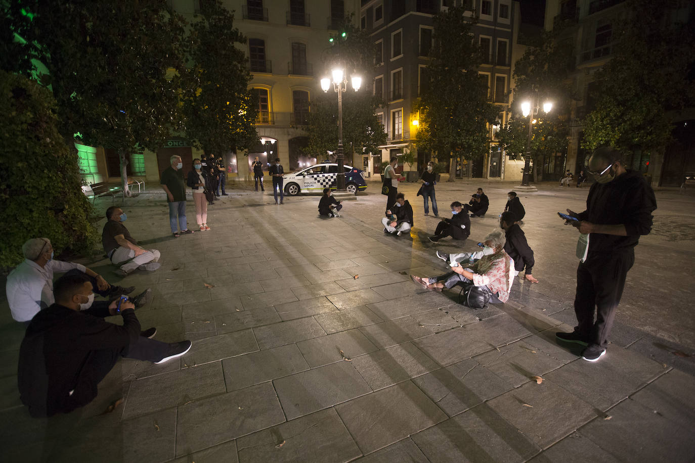 Ayuntamiento de Motril y Subdelegación del Gobierno han dejado a estos jóvenes de Argelia en la calle y finalmente el Ayuntamiento de Granada los ha acogido en el Palacio de los Deportes 