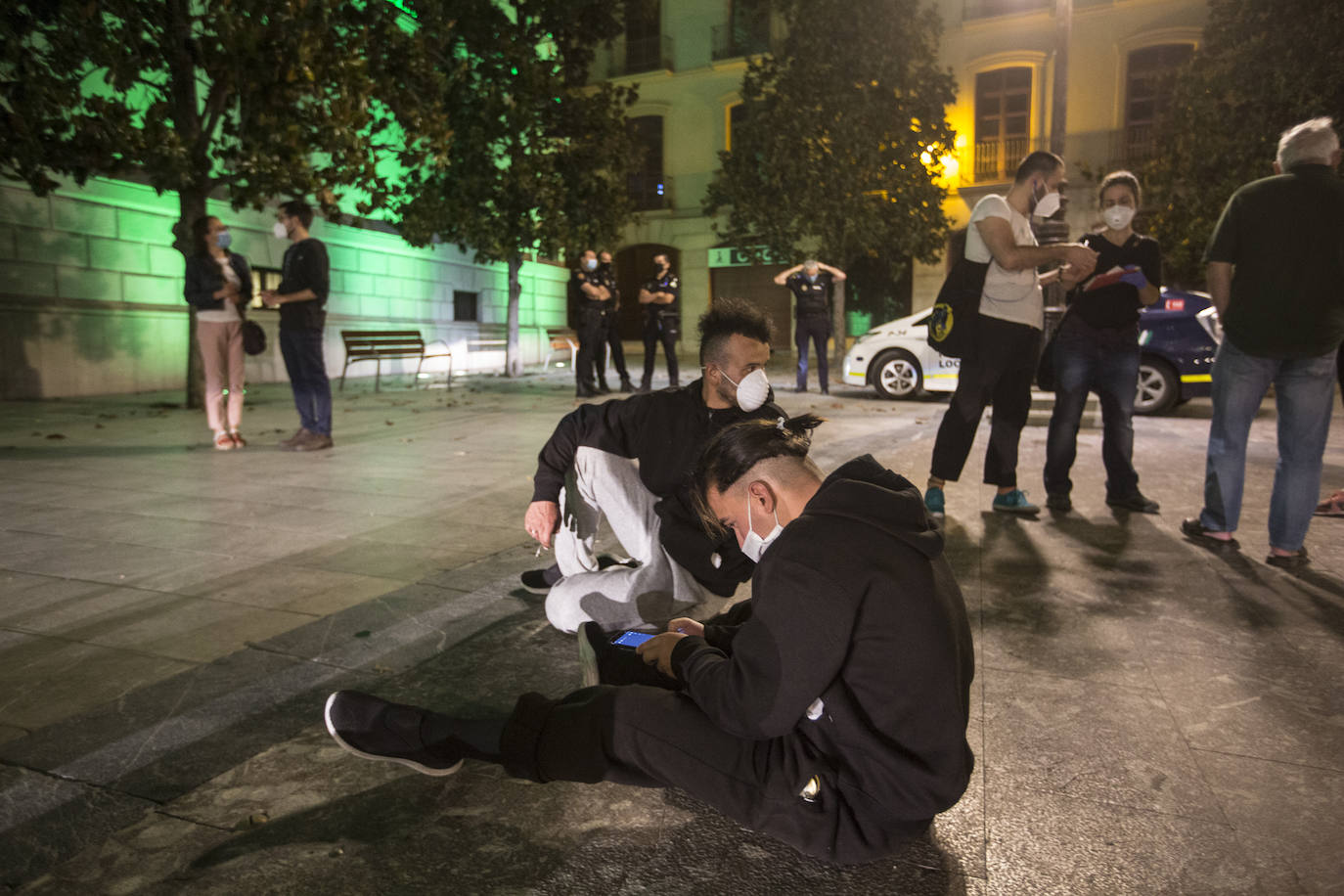 Ayuntamiento de Motril y Subdelegación del Gobierno han dejado a estos jóvenes de Argelia en la calle y finalmente el Ayuntamiento de Granada los ha acogido en el Palacio de los Deportes 