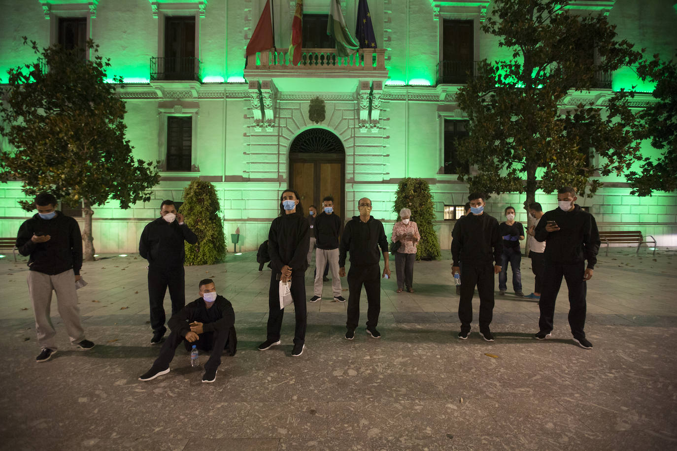 Ayuntamiento de Motril y Subdelegación del Gobierno han dejado a estos jóvenes de Argelia en la calle y finalmente el Ayuntamiento de Granada los ha acogido en el Palacio de los Deportes 