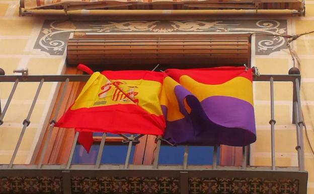 Javier Cuesta ha colgado, junto a la bandera republicana, la española.