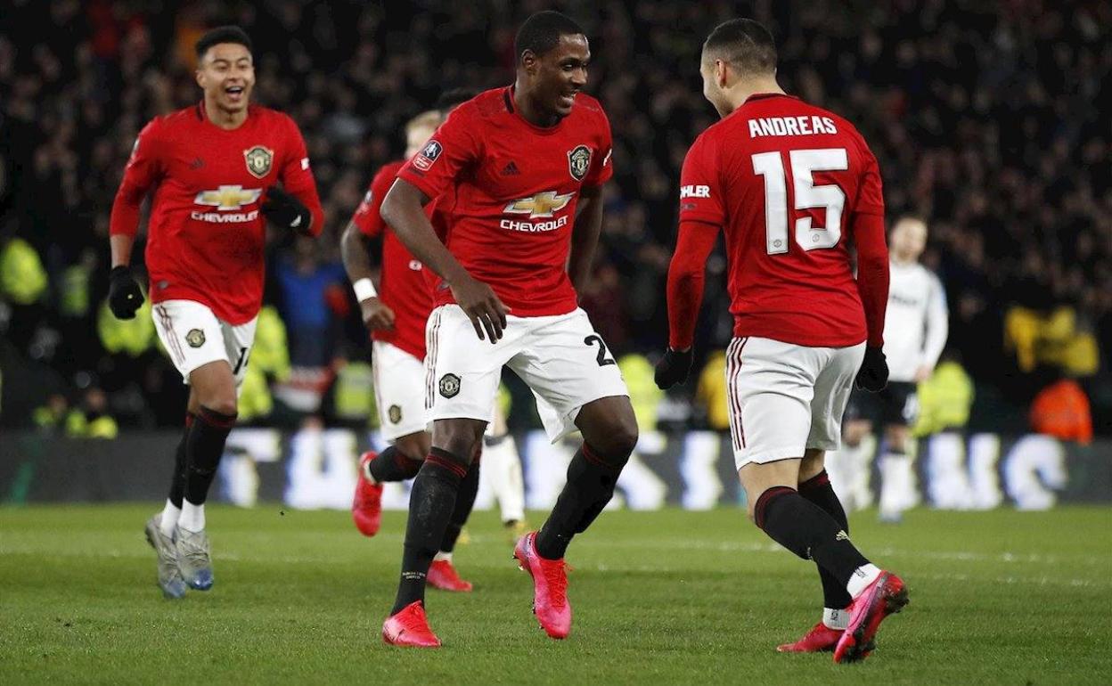 Odion Ighalo celebra un gol este curso junto al también exgranadinista Andreas Pereira. 