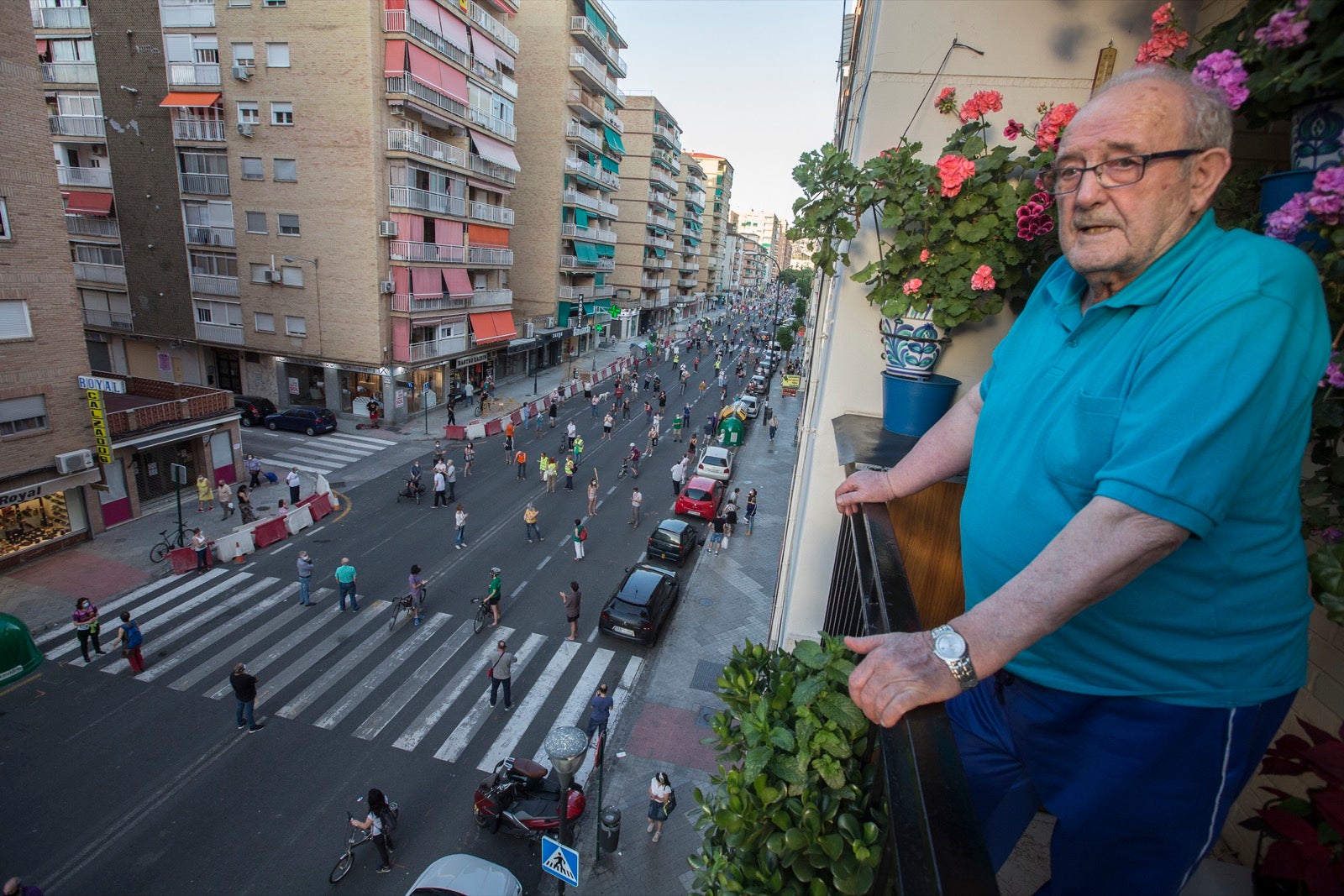 Decenas de personas protestan contra la decisión del Ayuntamiento de talar los árboles de la calle Palencia