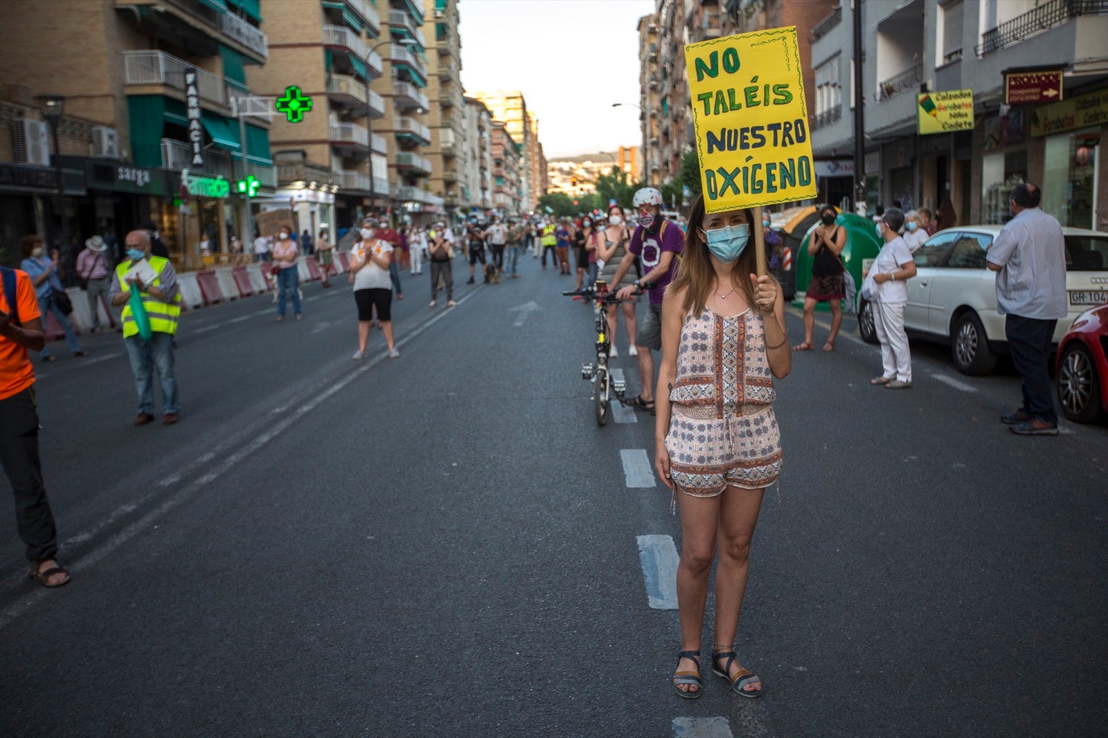 Decenas de personas protestan contra la decisión del Ayuntamiento de talar los árboles de la calle Palencia