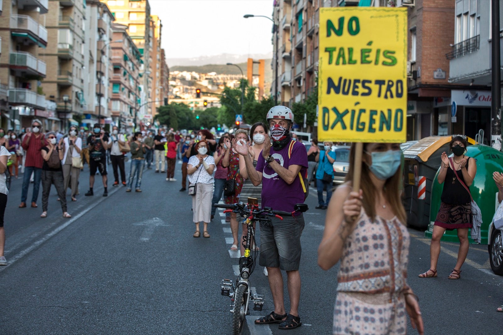 Decenas de personas protestan contra la decisión del Ayuntamiento de talar los árboles de la calle Palencia