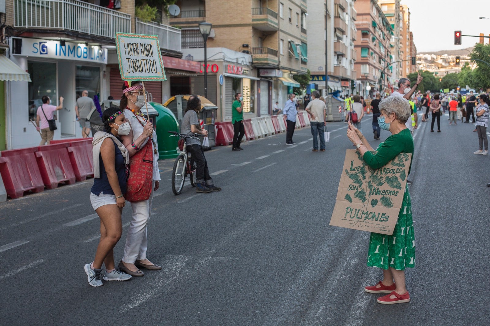 Decenas de personas protestan contra la decisión del Ayuntamiento de talar los árboles de la calle Palencia