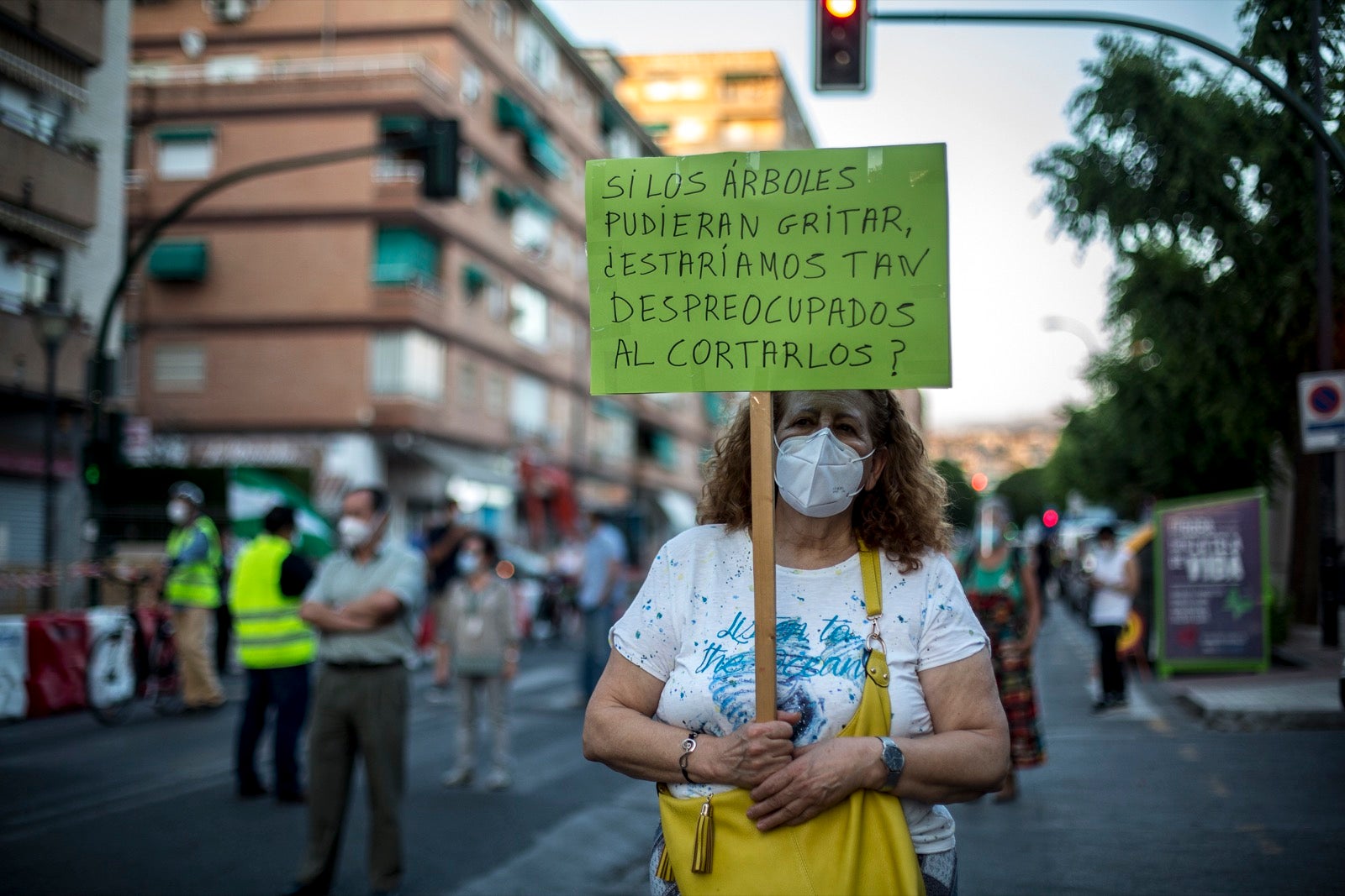 Decenas de personas protestan contra la decisión del Ayuntamiento de talar los árboles de la calle Palencia