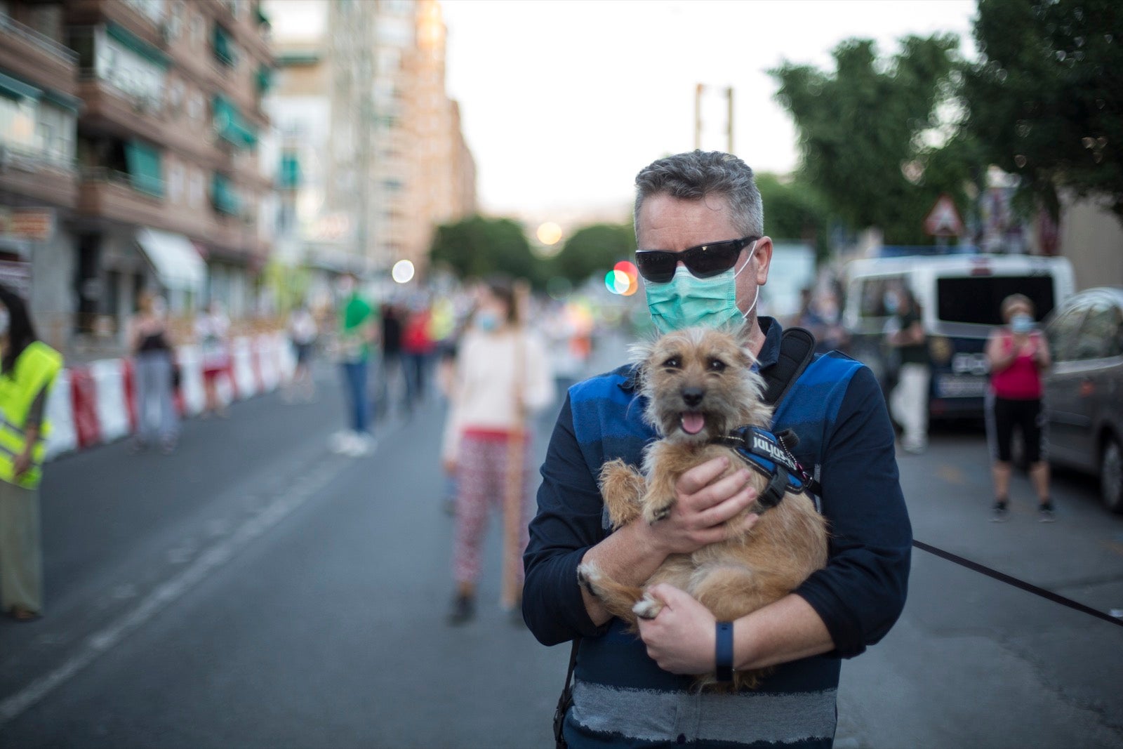 Decenas de personas protestan contra la decisión del Ayuntamiento de talar los árboles de la calle Palencia