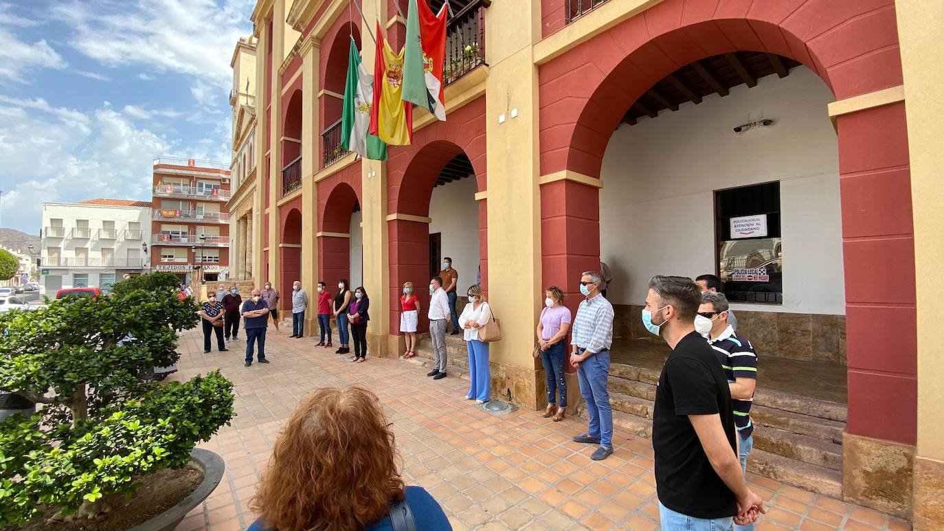 Fotos: Almería rinde homenaje a los fallecidos