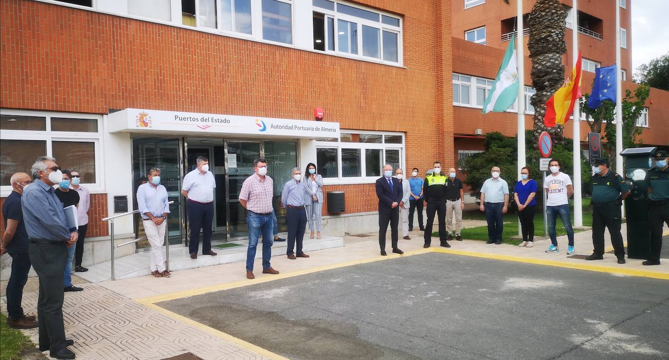 Fotos: Almería rinde homenaje a los fallecidos