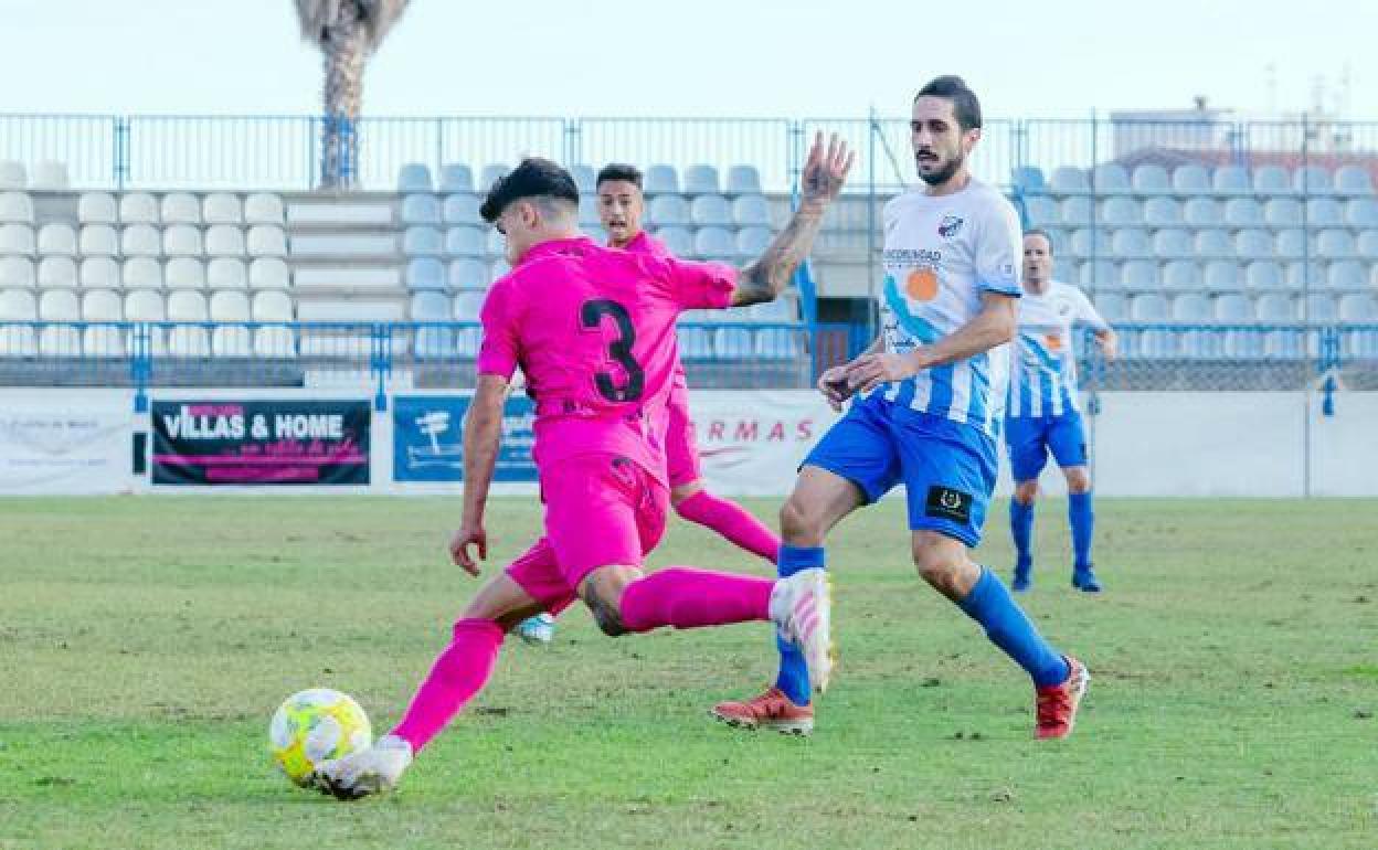 Lance del duelo entre el Motril y el Malagueño. 