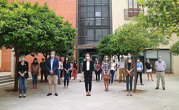 Minuto de silencio en la Delegación territorial de la Junta de Andalucía. 