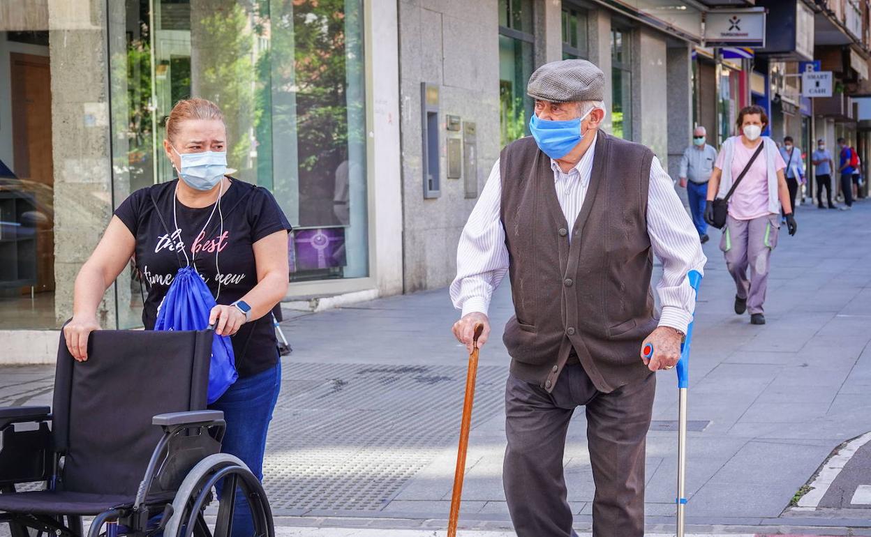 Un hombre mayor camina por la calle.