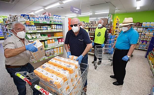 Imagen principal - Los mayores del Zaidín donan su hucha al barrio