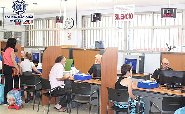 La Policía Nacional reanuda en Almería la renovación de DNI y pasaportes