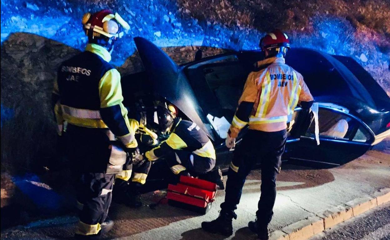 Bomberos interviniendo en el accidente. 