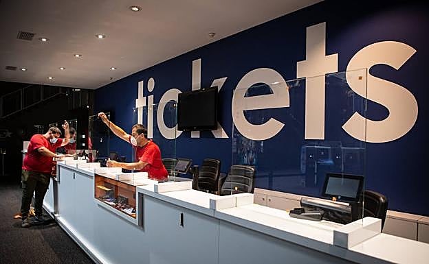 Colocación de mamparas en las taquillas de Kinépolis.