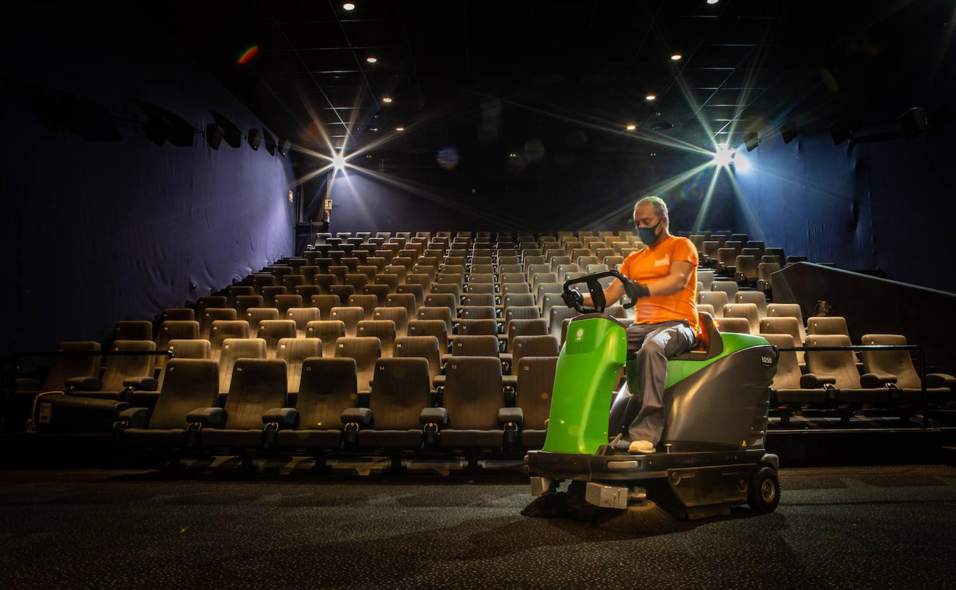 Tareas de limpieza ayer en la sala quince de los cines Kinépolis de Pulianas, que aún no han concretado fecha de apertura.