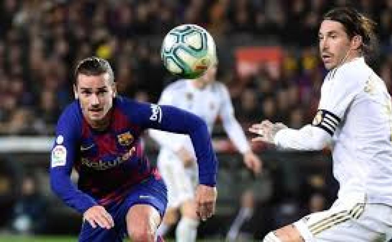 Antoine Griezmann y Sergio Ramos, durante un clásico. 