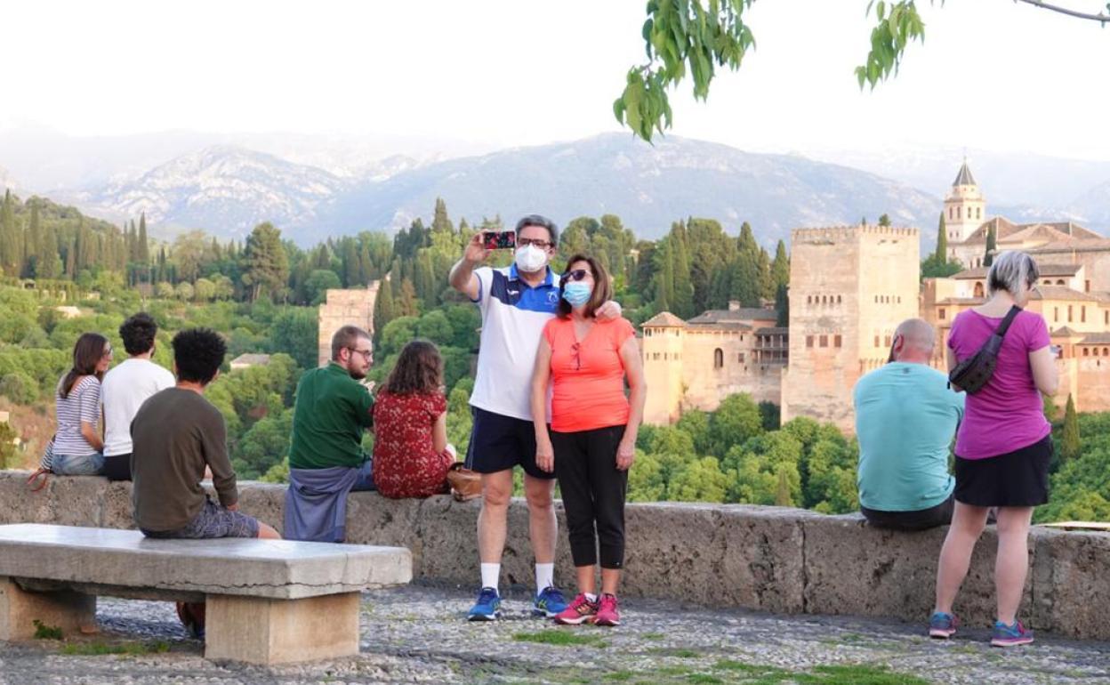 Grupo de personas en el Mirador de San Nicolas en el segundo día de paseos permitidos. 